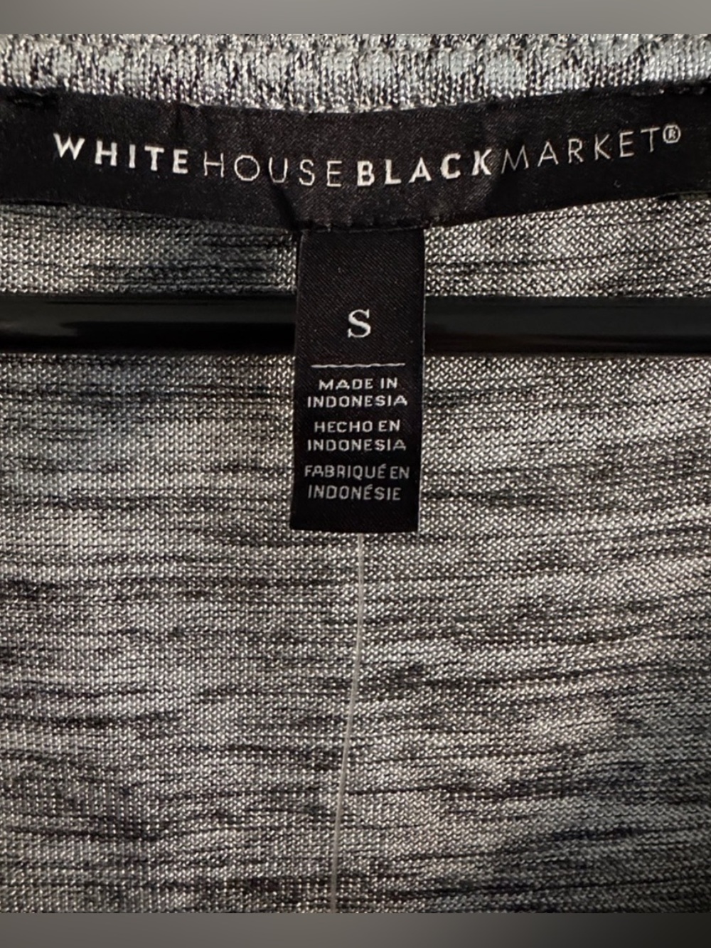 White House Black Market Metallic Silver Snake Print V-Neck Tee S NWT - Picture 4 of 6